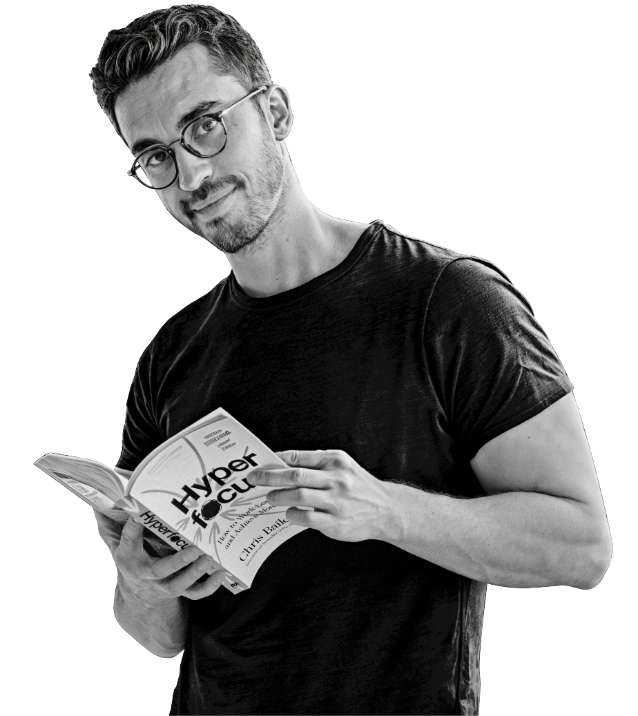 Euge Oller leyendo un libro